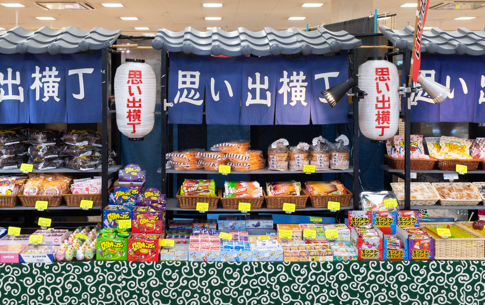 催事風景_駄菓子「思い出横丁」_2023000703F.jpg