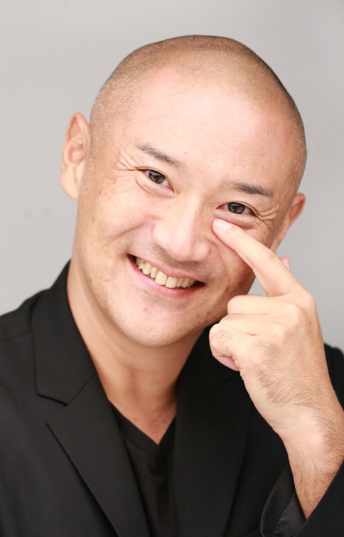 顔指ポーズ顔写真DM.jpg