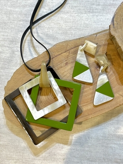 水牛のペンダントとピアス.JPG