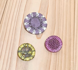 手織りの店YUI WEAVES／③糸ボタンのブローチ.jpg